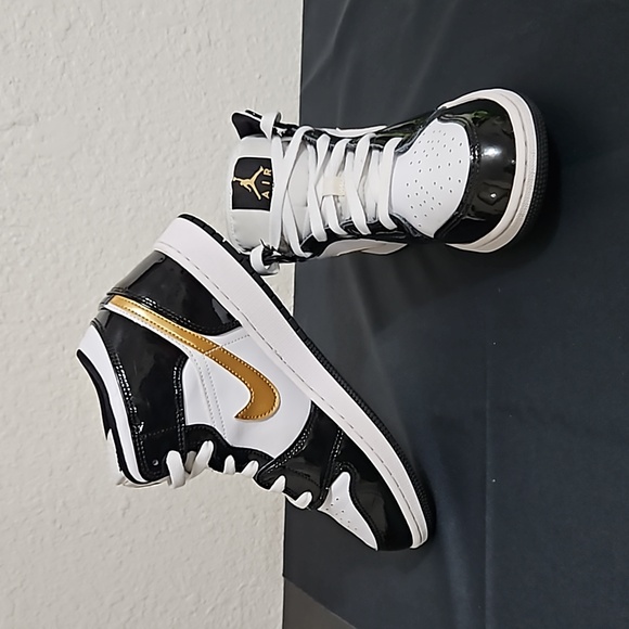 Boys Air Jordan Sneakers - Picture 4 of 6